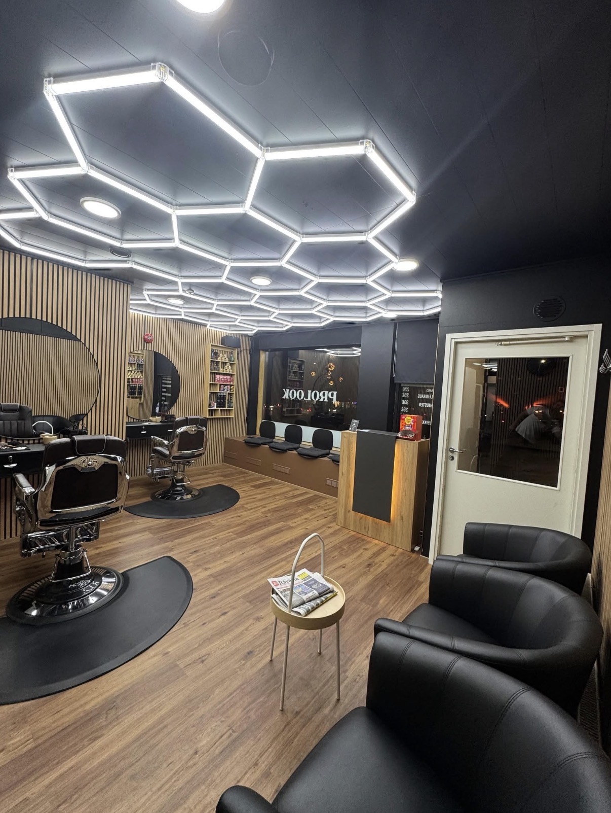 ProLook Parturin moderni sisustus hexagon-LED-valoilla Porvoossa